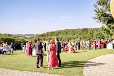 Miniature Location salle Harquency (Eure) - La Grange de Bourgoult #63 Platines vinyles et disques exposés sur une table en extérieur, avec un jardin verdoyant et un pigeonnier à colombages en…