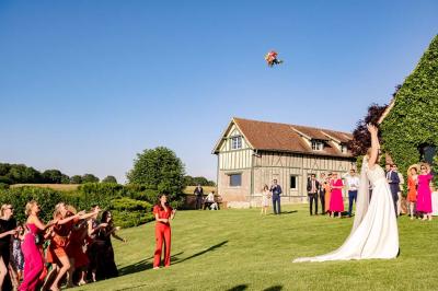 Miniature Location salle Harquency (Eure) - La Grange de Bourgoult #64 Platines vinyles et disques exposés sur une table en extérieur, avec un jardin verdoyant et un pigeonnier à colombages en…