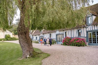 Miniature Location salle Harquency (Eure) - La Grange de Bourgoult #65 Platines vinyles et disques exposés sur une table en extérieur, avec un jardin verdoyant et un pigeonnier à colombages en…