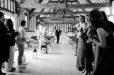 Miniature Location salle Harquency (Eure) - La Grange de Bourgoult #10 Platines vinyles et disques exposés sur une table en extérieur, avec un jardin verdoyant et un pigeonnier à colombages en…