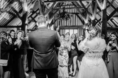 Miniature Location salle Harquency (Eure) - La Grange de Bourgoult #66 Platines vinyles et disques exposés sur une table en extérieur, avec un jardin verdoyant et un pigeonnier à colombages en…