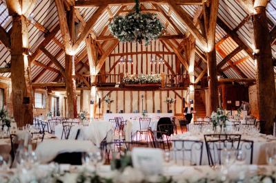 Miniature Location salle Harquency (Eure) - La Grange de Bourgoult #67 Platines vinyles et disques exposés sur une table en extérieur, avec un jardin verdoyant et un pigeonnier à colombages en…