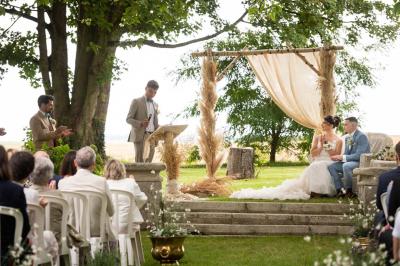 Miniature Location salle Harquency (Eure) - La Grange de Bourgoult #12 Platines vinyles et disques exposés sur une table en extérieur, avec un jardin verdoyant et un pigeonnier à colombages en…