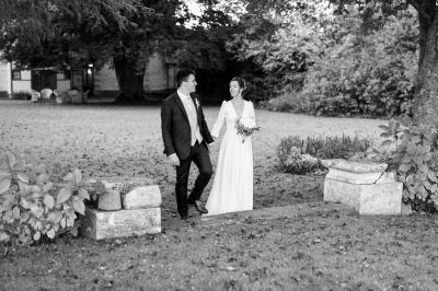 Miniature Location salle Harquency (Eure) - La Grange de Bourgoult #72 Platines vinyles et disques exposés sur une table en extérieur, avec un jardin verdoyant et un pigeonnier à colombages en…