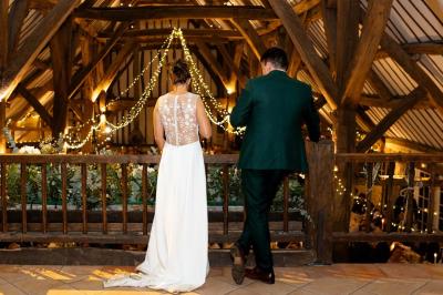 Miniature Location salle Harquency (Eure) - La Grange de Bourgoult #74 Platines vinyles et disques exposés sur une table en extérieur, avec un jardin verdoyant et un pigeonnier à colombages en…