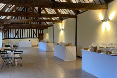 Miniature Location salle Harquency (Eure) - La Grange de Bourgoult #75 Platines vinyles et disques exposés sur une table en extérieur, avec un jardin verdoyant et un pigeonnier à colombages en…