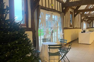 Miniature Location salle Harquency (Eure) - La Grange de Bourgoult #76 Platines vinyles et disques exposés sur une table en extérieur, avec un jardin verdoyant et un pigeonnier à colombages en…