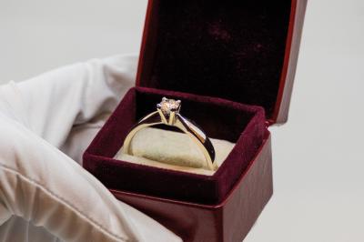 Miniature La Joaillerie #2 Anneaux en métal de différentes formes, textures et couleurs suspendus en arc sur fond blanc.