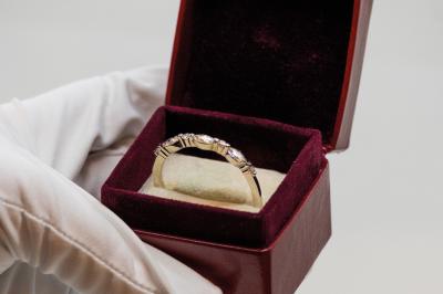 Miniature La Joaillerie #7 Anneaux en métal de différentes formes, textures et couleurs suspendus en arc sur fond blanc.