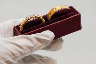 Miniature La Joaillerie #9 Anneaux en métal de différentes formes, textures et couleurs suspendus en arc sur fond blanc.