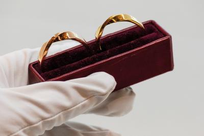 Miniature La Joaillerie #10 Anneaux en métal de différentes formes, textures et couleurs suspendus en arc sur fond blanc.