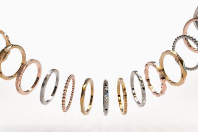 Miniature La Joaillerie #12 Anneaux en métal de différentes formes, textures et couleurs suspendus en arc sur fond blanc.