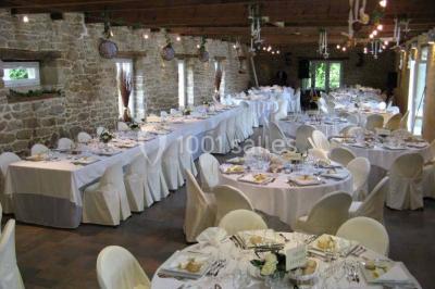 Miniature Location salle Douarnenez (Finistère) - La Ferme de Trézulien #7 Allée ombragée avec banc en bois, hortensias en fleurs et panneaux directionnels près d'un arbre.