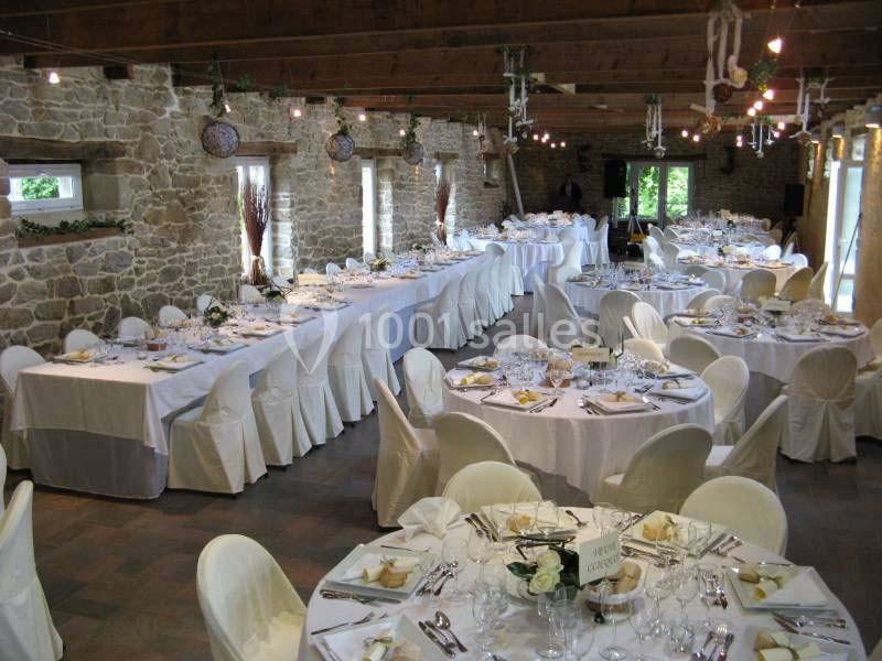 Location salle Douarnenez (Finistère) - La Ferme de Trézulien #7 Salle de réception en pierre avec tables rondes et rectangulaires dressées pour un événement.