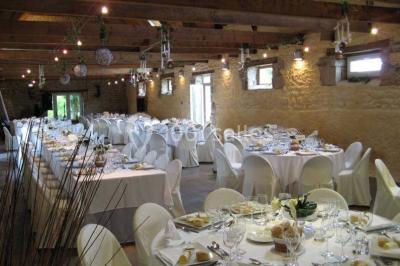 Miniature Location salle Douarnenez (Finistère) - La Ferme de Trézulien #6 Allée ombragée avec banc en bois, hortensias en fleurs et panneaux directionnels près d'un arbre.
