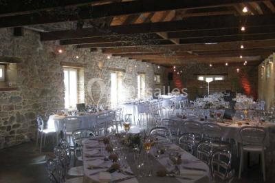 Miniature Location salle Douarnenez (Finistère) - La Ferme de Trézulien #11 Allée ombragée avec banc en bois, hortensias en fleurs et panneaux directionnels près d'un arbre.