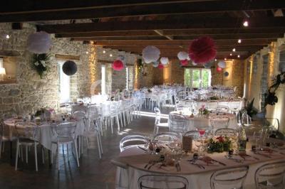 Miniature Location salle Douarnenez (Finistère) - La Ferme de Trézulien #1 Allée ombragée avec banc en bois, hortensias en fleurs et panneaux directionnels près d'un arbre.