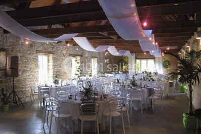 Miniature Location salle Douarnenez (Finistère) - La Ferme de Trézulien #13 Allée ombragée avec banc en bois, hortensias en fleurs et panneaux directionnels près d'un arbre.
