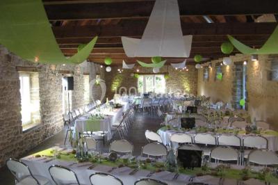 Miniature Location salle Douarnenez (Finistère) - La Ferme de Trézulien #17 Allée ombragée avec banc en bois, hortensias en fleurs et panneaux directionnels près d'un arbre.