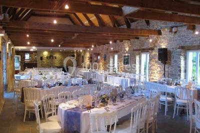 Miniature Location salle Douarnenez (Finistère) - La Ferme de Trézulien #15 Allée ombragée avec banc en bois, hortensias en fleurs et panneaux directionnels près d'un arbre.