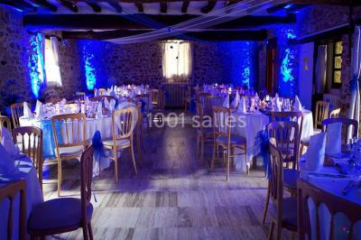 Miniature Location salle Limours (Essonne) - Le Relais de La Benerie #3 Grand jardin avec pelouse, arbres alignés et une structure couverte avec des tables et chaises blanches.