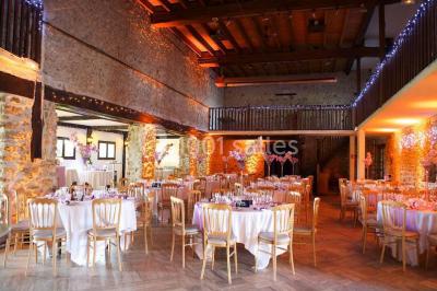 Miniature Location salle Limours (Essonne) - Le Relais de La Benerie #2 Grand jardin avec pelouse, arbres alignés et une structure couverte avec des tables et chaises blanches.