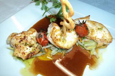 Miniature Location salle Limours (Essonne) - Le Relais de La Benerie #8 Grand jardin avec pelouse, arbres alignés et une structure couverte avec des tables et chaises blanches.