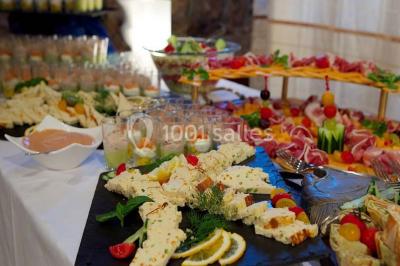 Miniature Location salle Limours (Essonne) - Le Relais de La Benerie #6 Grand jardin avec pelouse, arbres alignés et une structure couverte avec des tables et chaises blanches.