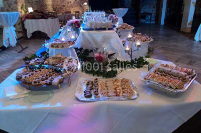 Miniature Location salle Limours (Essonne) - Le Relais de La Benerie #7 Grand jardin avec pelouse, arbres alignés et une structure couverte avec des tables et chaises blanches.