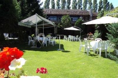 Miniature Location salle Limours (Essonne) - Le Relais de La Benerie #4 Grand jardin avec pelouse, arbres alignés et une structure couverte avec des tables et chaises blanches.