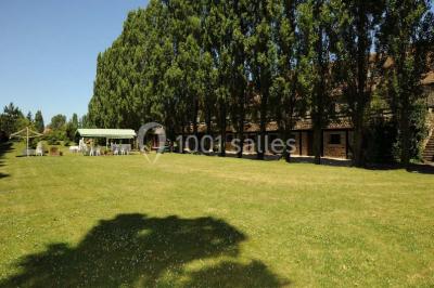 Miniature Location salle Limours (Essonne) - Le Relais de La Benerie #9 Grand jardin avec pelouse, arbres alignés et une structure couverte avec des tables et chaises blanches.