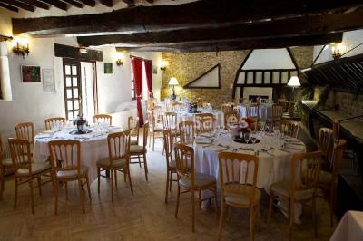 Miniature Location salle Limours (Essonne) - Le Relais de La Benerie #5 Grand jardin avec pelouse, arbres alignés et une structure couverte avec des tables et chaises blanches.