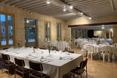 Miniature Location salle Moulis-en-Médoc (Gironde) - Château Maucaillou #17 Salle à manger élégante avec table dressée, bouquet de fleurs au centre, grande fenêtre ouverte sur un jardin verdoyant.
