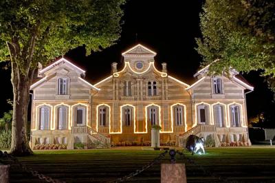 Miniature Location salle Moulis-en-Médoc (Gironde) - Château Maucaillou #9 Salle à manger élégante avec table dressée, bouquet de fleurs au centre, grande fenêtre ouverte sur un jardin verdoyant.