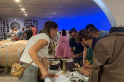 Miniature Location salle Moulis-en-Médoc (Gironde) - Château Maucaillou #6 Salle à manger élégante avec table dressée, bouquet de fleurs au centre, grande fenêtre ouverte sur un jardin verdoyant.