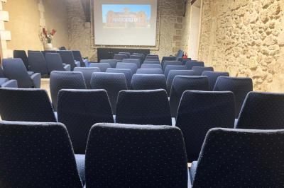 Miniature Location salle Moulis-en-Médoc (Gironde) - Château Maucaillou #11 Salle à manger élégante avec table dressée, bouquet de fleurs au centre, grande fenêtre ouverte sur un jardin verdoyant.