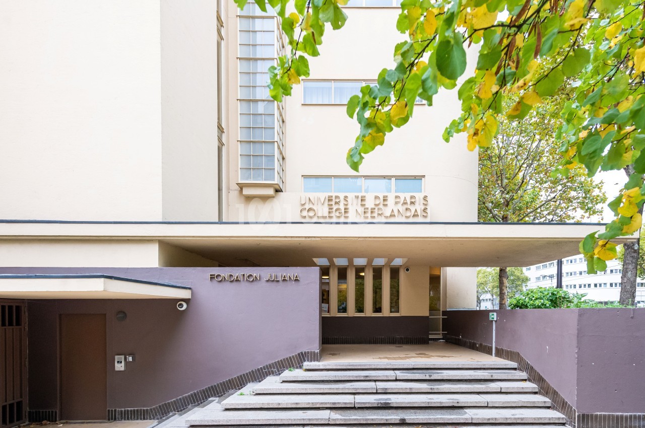 Façade d'un bâtiment beige avec l'inscription ’Université de Paris Collège Néerlandais’ et des arbres au premier plan.