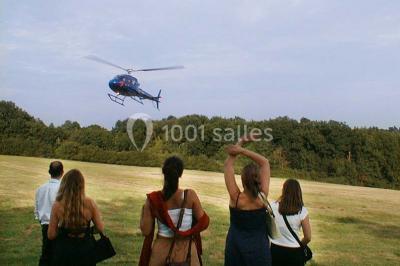Plateaux de bouchées apéritives avec fromage, raisin, jambon et brochettes, accompagnés de verres de champagne en arrière…