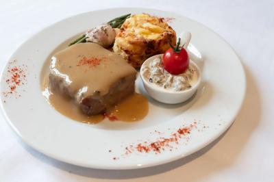 Plateaux de bouchées apéritives avec fromage, raisin, jambon et brochettes, accompagnés de verres de champagne en arrière…