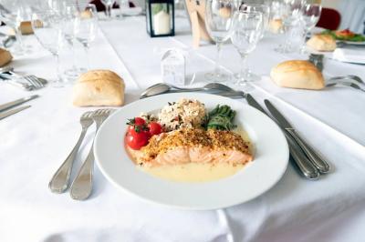 Plateaux de bouchées apéritives avec fromage, raisin, jambon et brochettes, accompagnés de verres de champagne en arrière…