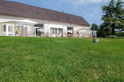 Plateaux de bouchées apéritives avec fromage, raisin, jambon et brochettes, accompagnés de verres de champagne en arrière…