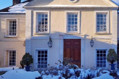 Miniature Location salle Longnes (Yvelines) - Domaine des Clos Vallées #13 Couronne de fleurs blanches et roses suspendue à un arbre sous la lumière du soleil dans un jardin verdoyant.