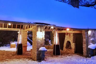 Miniature Location salle Longnes (Yvelines) - Domaine des Clos Vallées #8 Couronne de fleurs blanches et roses suspendue à un arbre sous la lumière du soleil dans un jardin verdoyant.