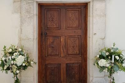 Miniature Location salle Longnes (Yvelines) - Domaine des Clos Vallées #22 Couronne de fleurs blanches et roses suspendue à un arbre sous la lumière du soleil dans un jardin verdoyant.
