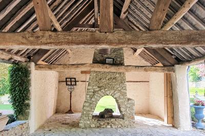 Miniature Location salle Longnes (Yvelines) - Domaine des Clos Vallées #33 Couronne de fleurs blanches et roses suspendue à un arbre sous la lumière du soleil dans un jardin verdoyant.