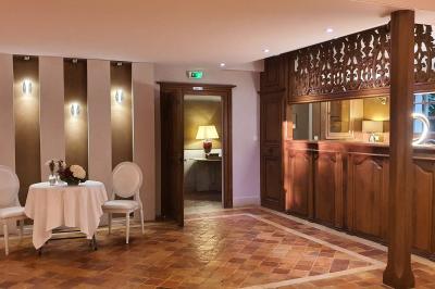 Miniature Location salle Longnes (Yvelines) - Domaine des Clos Vallées #7 Couronne de fleurs blanches et roses suspendue à un arbre sous la lumière du soleil dans un jardin verdoyant.