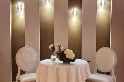 Miniature Location salle Longnes (Yvelines) - Domaine des Clos Vallées #32 Couronne de fleurs blanches et roses suspendue à un arbre sous la lumière du soleil dans un jardin verdoyant.