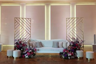 Miniature Location salle Longnes (Yvelines) - Domaine des Clos Vallées #26 Couronne de fleurs blanches et roses suspendue à un arbre sous la lumière du soleil dans un jardin verdoyant.