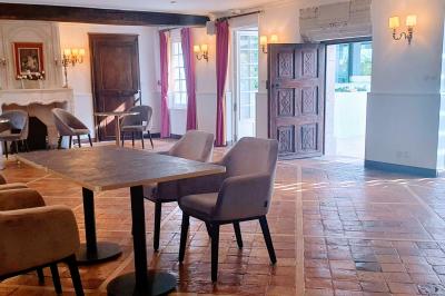 Miniature Location salle Longnes (Yvelines) - Domaine des Clos Vallées #18 Couronne de fleurs blanches et roses suspendue à un arbre sous la lumière du soleil dans un jardin verdoyant.