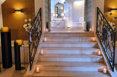 Miniature Location salle Longnes (Yvelines) - Domaine des Clos Vallées #34 Couronne de fleurs blanches et roses suspendue à un arbre sous la lumière du soleil dans un jardin verdoyant.